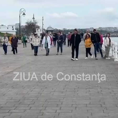 Promenada Cazino, aglomerată de turiști într-o zi acoperită de nori de duminică (COLECȚIE DE IMAGINI+ÎNREGISTRARE VIDEO)