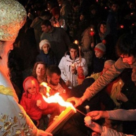 Preotul Teodosie a adus Sfânta Lumină din adâncurile Mării Negre, în Portul Tomis! Clip video.